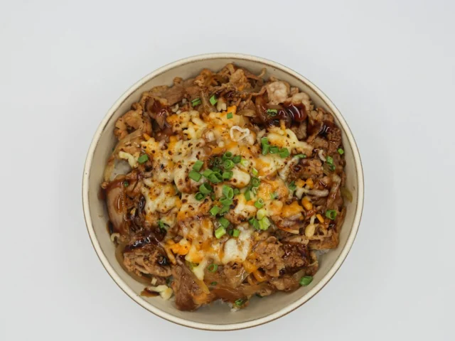 Bowl su kebabo mėsa