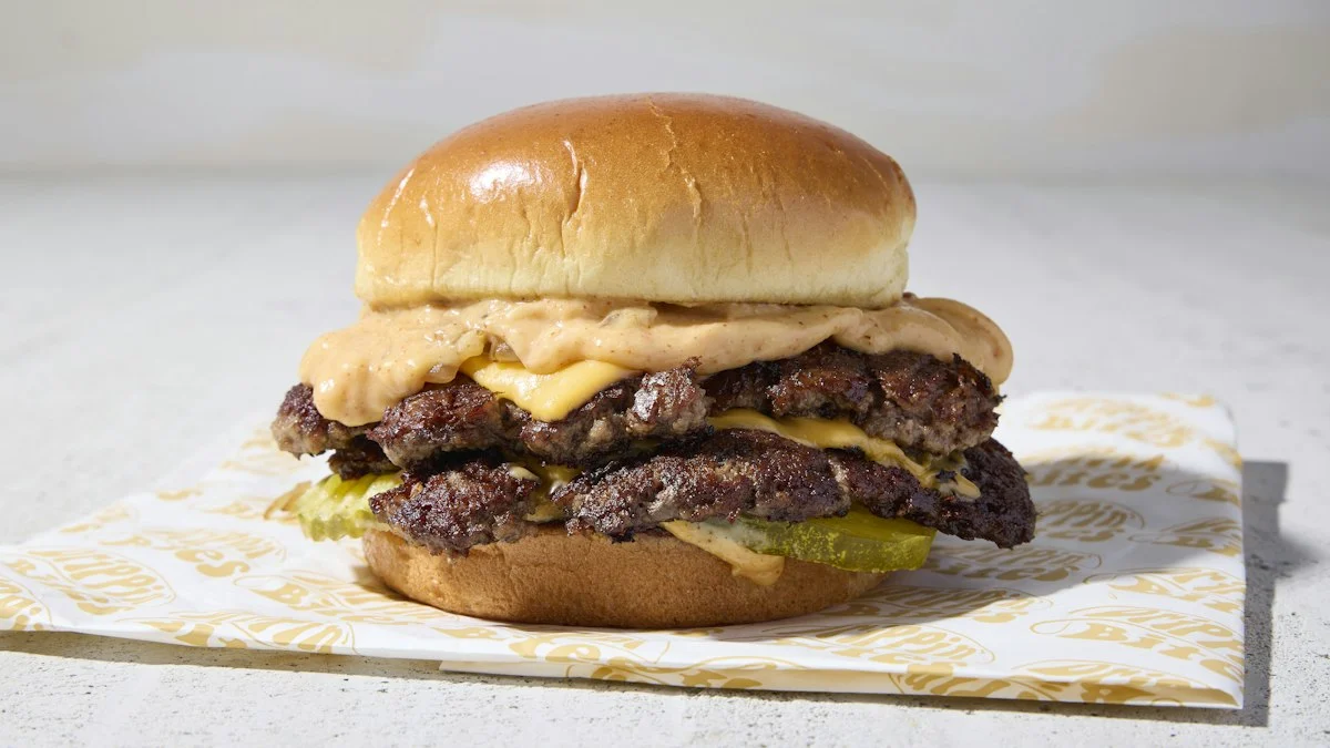 Kas yra smash burgeris ir kuo jis skiriasi nuo įprasto